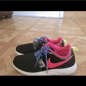 Big Kids NIKE Roshe (5.5Y)